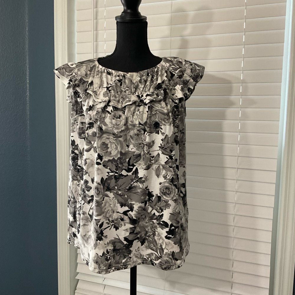 Black and white LuLaRoe Stasha top.